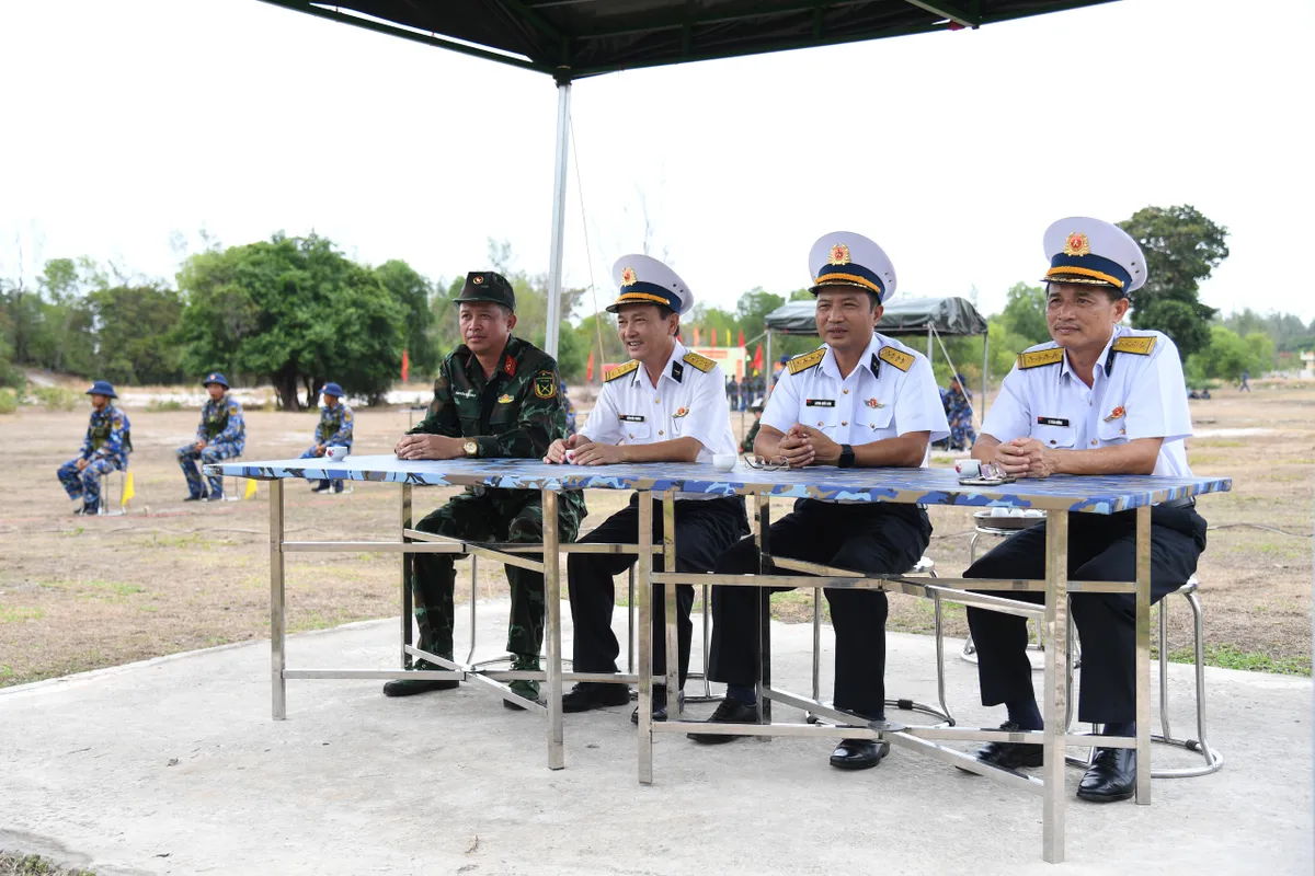 Vùng 5 Hải quân thực hành “3 tiếng nổ” cho chiến sĩ mới - Ảnh 8. Vùng 5 Hải quân thực hành “3 tiếng nổ” cho chiến sĩ mới - Ảnh 8.