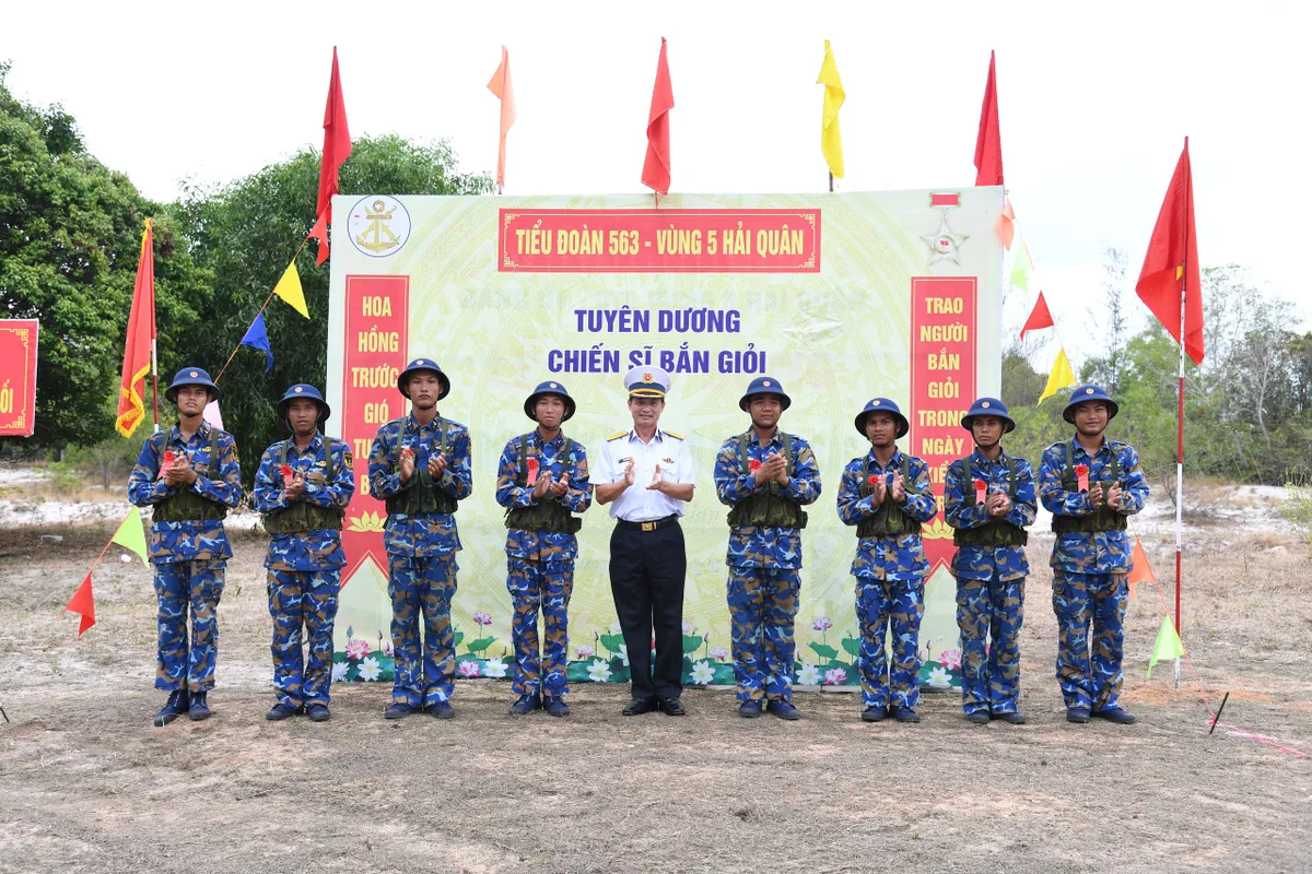 Vùng 5 Hải quân thực hành “3 tiếng nổ” cho chiến sĩ mới - Ảnh 13. Vùng 5 Hải quân thực hành “3 tiếng nổ” cho chiến sĩ mới - Ảnh 13.