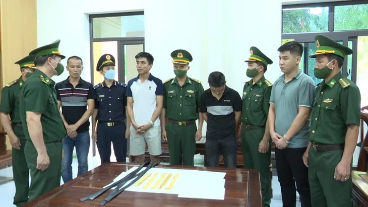 Khởi tố điều tra vụ vận chuyển tr&aacute;i ph&eacute;p v&agrave;ng qua bi&ecirc;n giới - Ảnh 1.