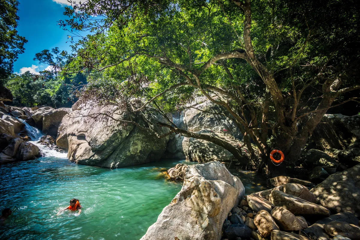 Trekking xuyên rừng, ngâm mình trong làn nước suối tại Ba Hồ, Khánh Hòa - Ảnh 1.