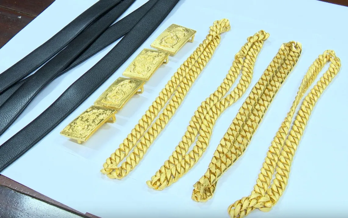 Khởi tố điều tra vụ vận chuyển tr&aacute;i ph&eacute;p v&agrave;ng qua bi&ecirc;n giới - Ảnh 2.