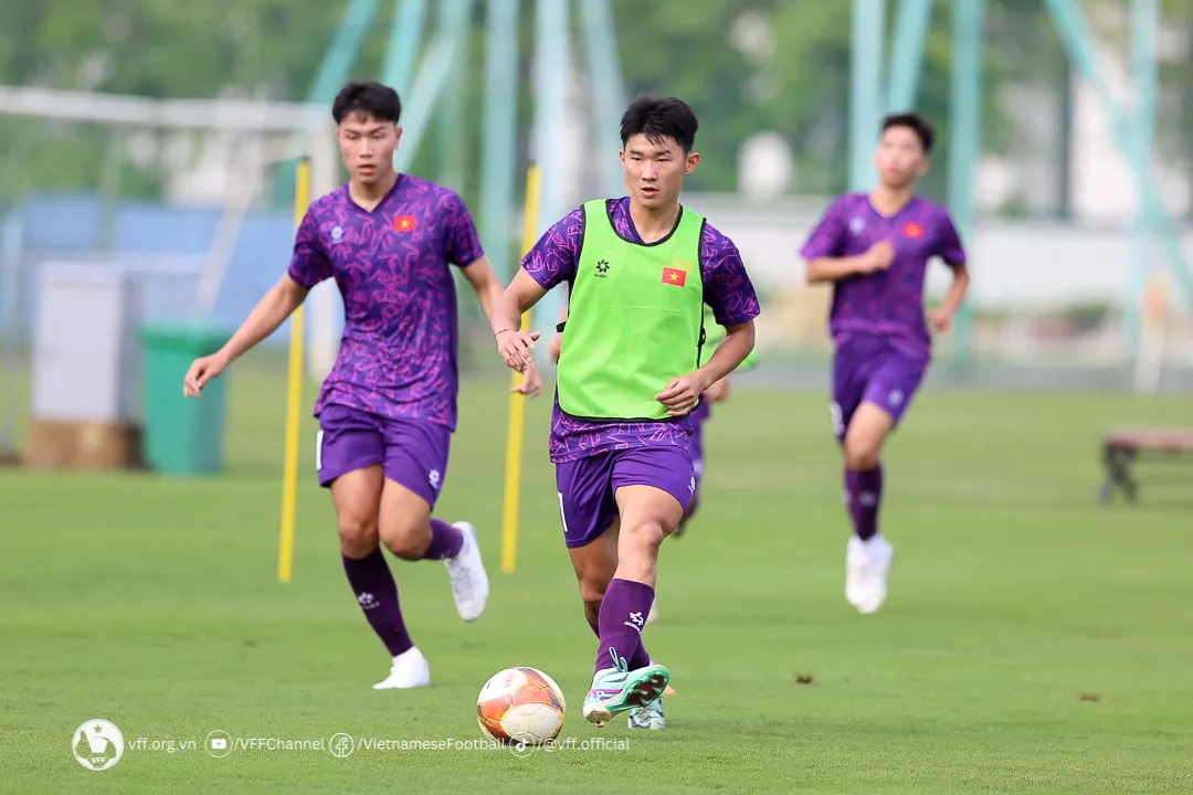 HLV Hứa Hiền Vinh đặt mục tiêu phát triển U19 Việt Nam trên nền tảng đã xây dựng - Ảnh 5. HLV Hứa Hiền Vinh đặt mục tiêu phát triển U19 Việt Nam trên nền tảng đã xây dựng - Ảnh 5.