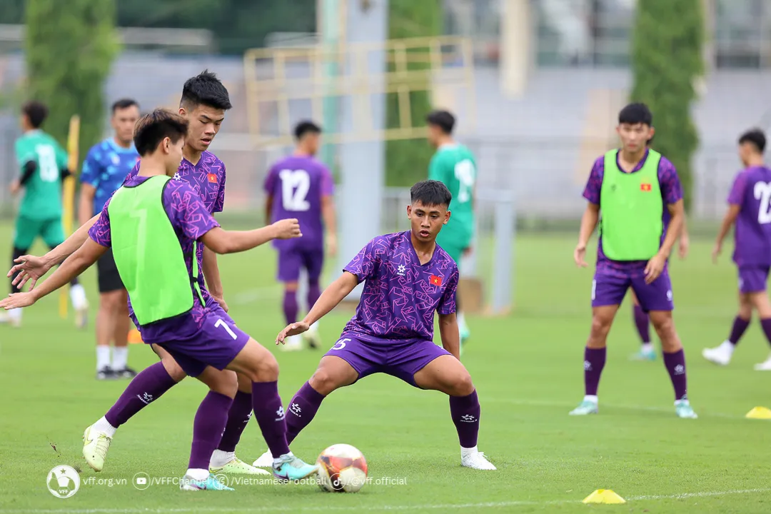 HLV Hứa Hiền Vinh đặt mục tiêu phát triển U19 Việt Nam trên nền tảng đã xây dựng - Ảnh 4. HLV Hứa Hiền Vinh đặt mục tiêu phát triển U19 Việt Nam trên nền tảng đã xây dựng - Ảnh 4.