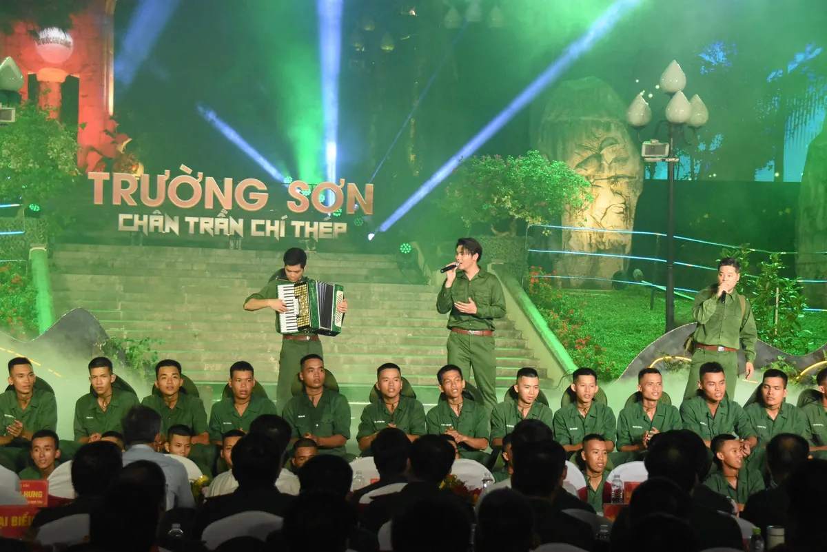 Trường Sơn - Ch&acirc;n trần ch&iacute; th&eacute;p: Kh&uacute;c tr&aacute;ng ca về con đường huyền thoại - Ảnh 4.