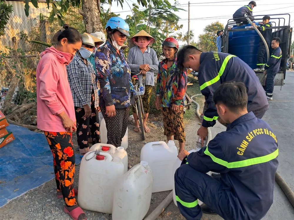 Khuyến cáo bảo vệ sức khỏe trước nắng nóng, khô hạn - Ảnh 1.