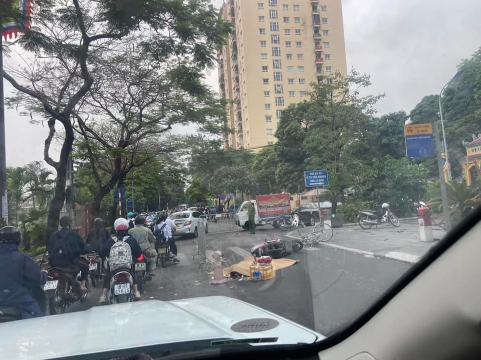 H&agrave; Nội: Va chạm xe m&aacute;y với xe đạp l&agrave;m 1 người tử vong - Ảnh 1.