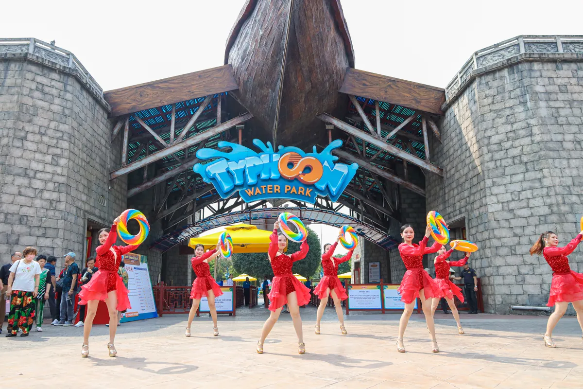 Cả nước đón 8 triệu lượt khách dịp nghỉ lễ 30-4 và 1-5 - Ảnh 4.