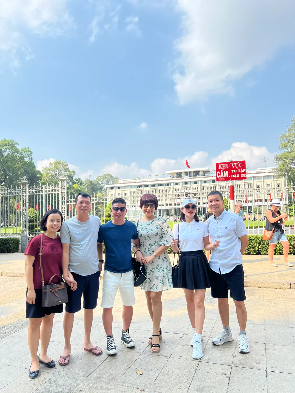 Cả nước đón 8 triệu lượt khách dịp nghỉ lễ 30-4 và 1-5 - Ảnh 1.