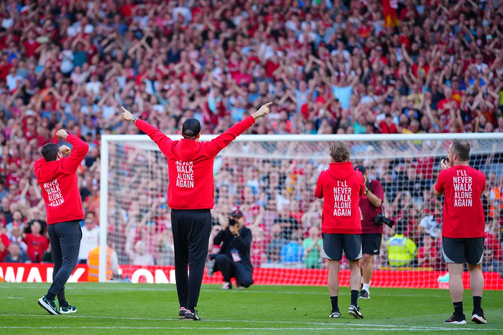 HLV Jurgen Klopp rơi lệ trong ngày chia tay Liverpool - Ảnh 3. HLV Jurgen Klopp rơi lệ trong ngày chia tay Liverpool - Ảnh 3.