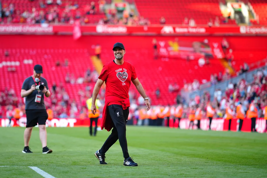 HLV Jurgen Klopp rơi lệ trong ngày chia tay Liverpool - Ảnh 1. HLV Jurgen Klopp rơi lệ trong ngày chia tay Liverpool - Ảnh 1.