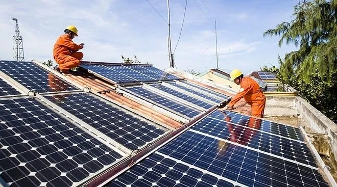 Điện Mặt Trời mái nhà "chia lửa" cùng hệ thống quốc gia - Ảnh 1.