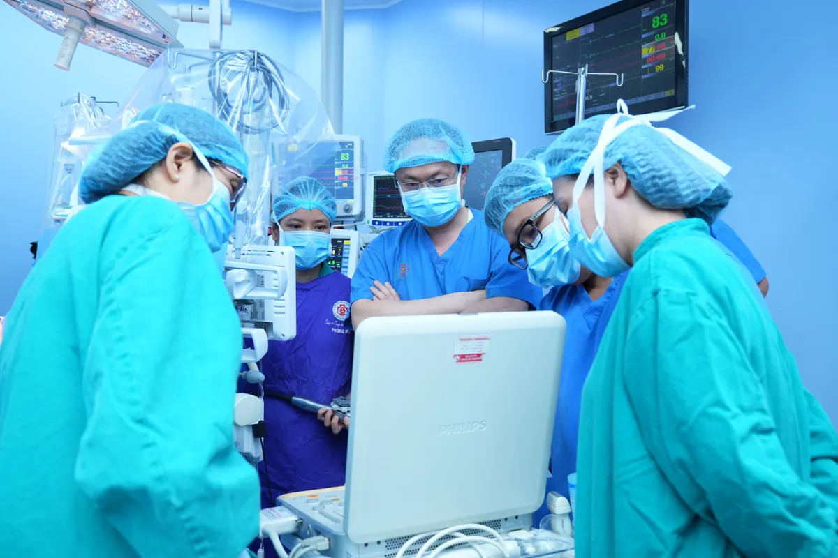 Lần đầu tiên tại Việt Nam: Ghép tim cho một bệnh nhân đã cấy dụng cụ hỗ trợ thất trái - Ảnh 1.