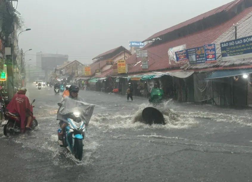 Đường ngập sâu sau mưa lớn ở TP Hồ Chí Minh, người dân chật vật di chuyển - Ảnh 5.