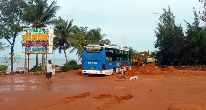 Lũ cát đỏ vùi lấp nhiều ô tô, xe máy ở Mũi Né (Bình Thuận) - Ảnh 4.