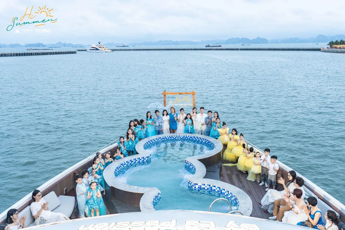 D&agrave;n mẫu nh&iacute; trổ t&agrave;i catwalk tr&ecirc;n du thuyền 5 sao tại Hi Summer 2024 - Ảnh 1.