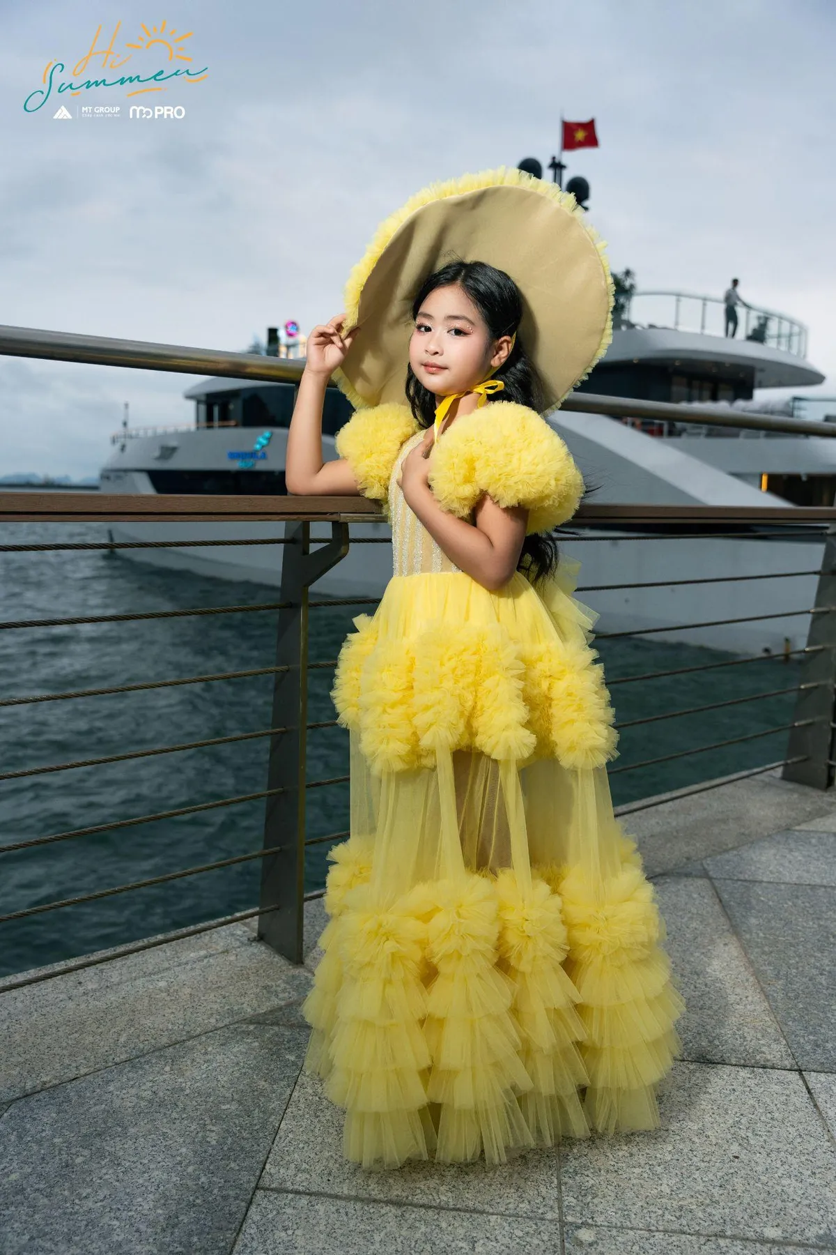 D&agrave;n mẫu nh&iacute; trổ t&agrave;i catwalk tr&ecirc;n du thuyền 5 sao tại Hi Summer 2024 - Ảnh 2.