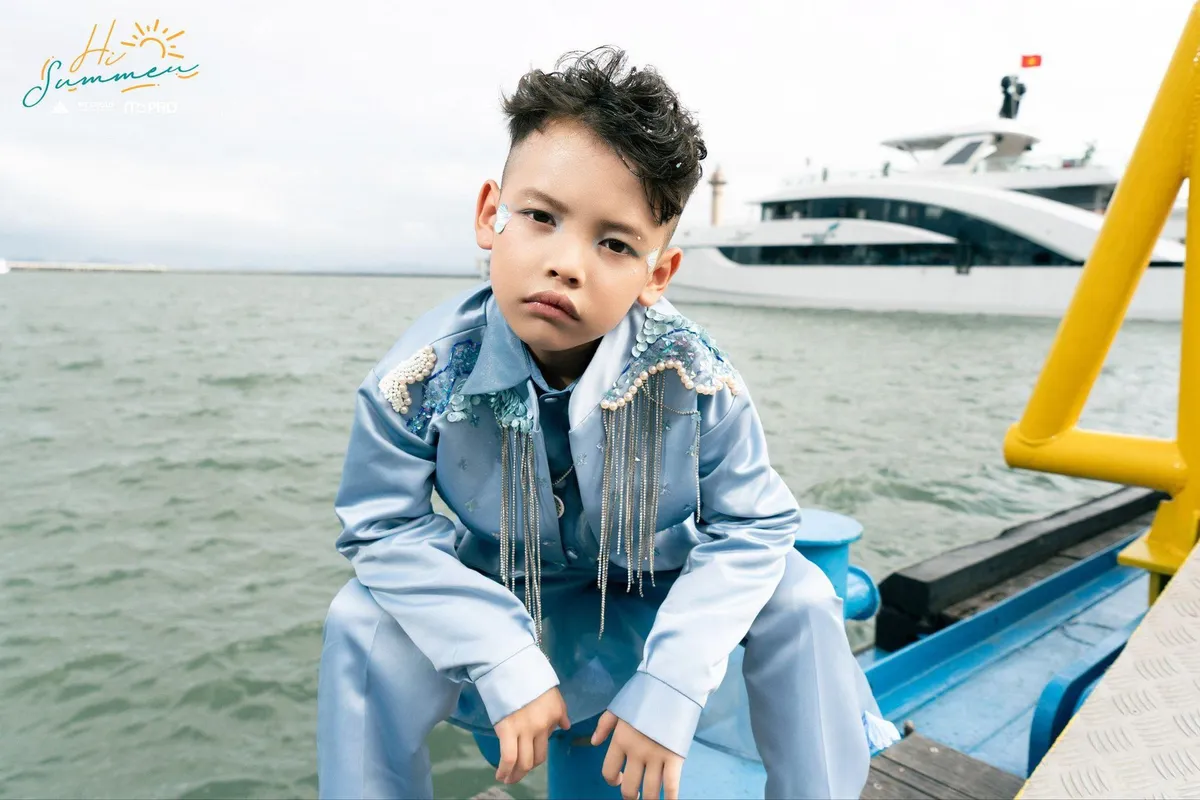 D&agrave;n mẫu nh&iacute; trổ t&agrave;i catwalk tr&ecirc;n du thuyền 5 sao tại Hi Summer 2024 - Ảnh 3.