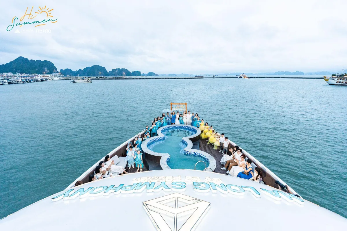 D&agrave;n mẫu nh&iacute; trổ t&agrave;i catwalk tr&ecirc;n du thuyền 5 sao tại Hi Summer 2024 - Ảnh 4.