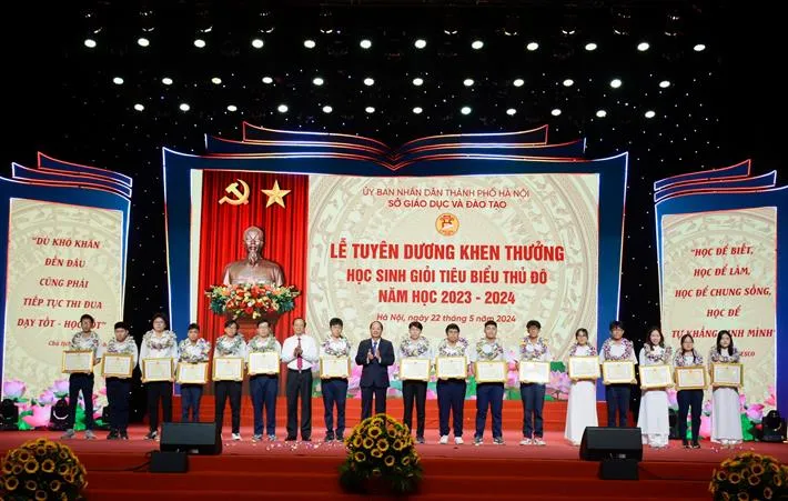 Tuyên dương, khen thưởng học sinh tiêu biểu Thủ đô năm học 2023-2024  - Ảnh 2.