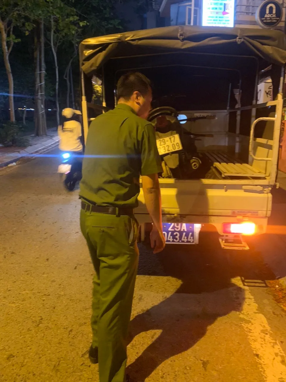 B&agrave;n giao xe m&aacute;y cho du kh&aacute;ch người nước ngo&agrave;i bỏ qu&ecirc;n - Ảnh 2.