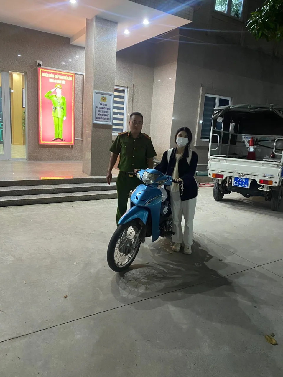 B&agrave;n giao xe m&aacute;y cho du kh&aacute;ch người nước ngo&agrave;i bỏ qu&ecirc;n - Ảnh 3.