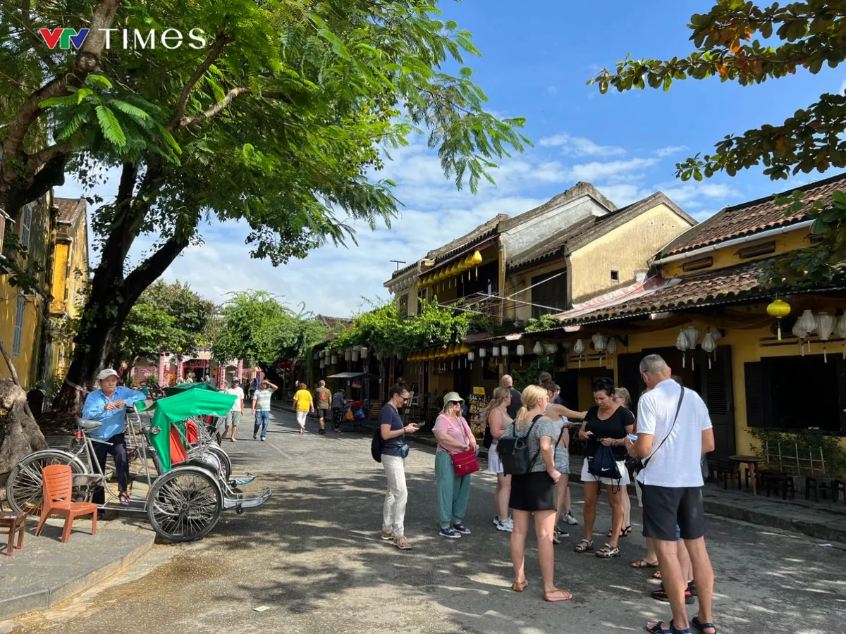 Kh&aacute;ch du lịch ch&acirc;u &Acirc;u th&iacute;ch đến Việt Nam dịp h&egrave; 2024 - Ảnh 1.