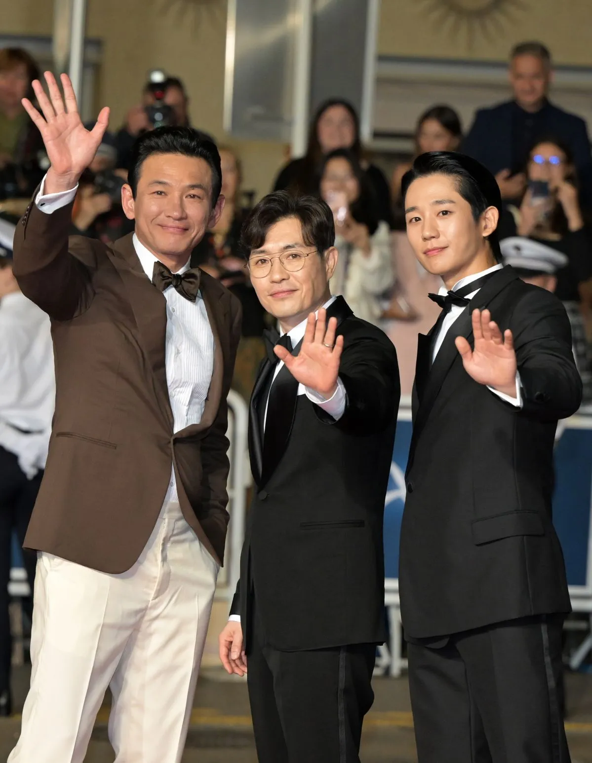 Mẹ Jung Hae In rơi nước mắt khi con trai xuất hiện tại LHP Cannes 2024 - Ảnh 1.