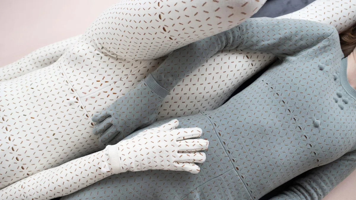 Khi thời trang bắt tay Y học - Ảnh 2.