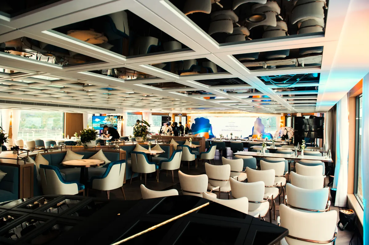 Ra mắt &ldquo;H&agrave;nh tr&igrave;nh di sản Hạ Long&rdquo; tr&ecirc;n du thuyền - Ảnh 4.