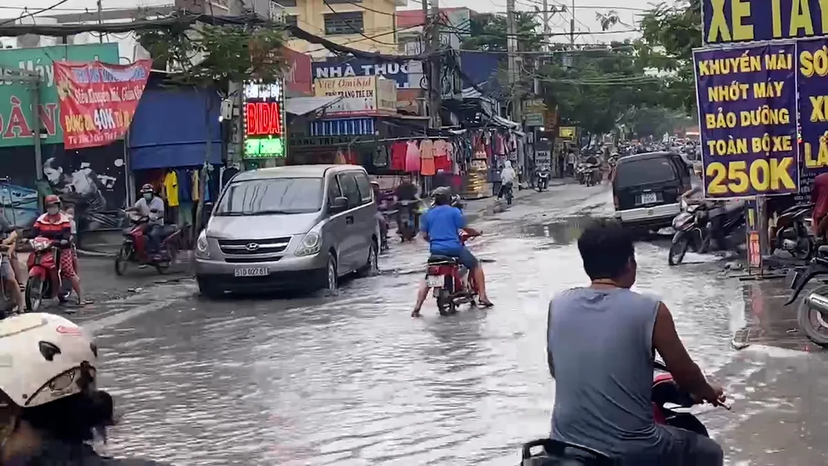 TP Hồ Chí Minh: Đường xuống cấp người dân đi lại khó khăn - Ảnh 3.