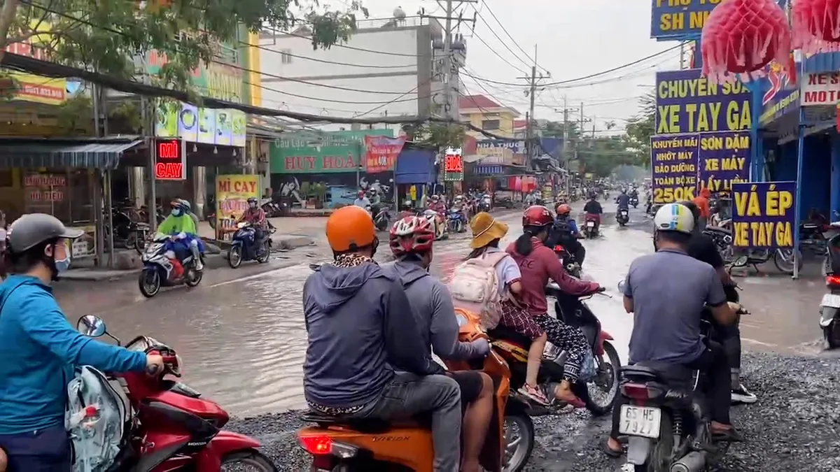 TP Hồ Chí Minh: Đường xuống cấp người dân đi lại khó khăn - Ảnh 6.