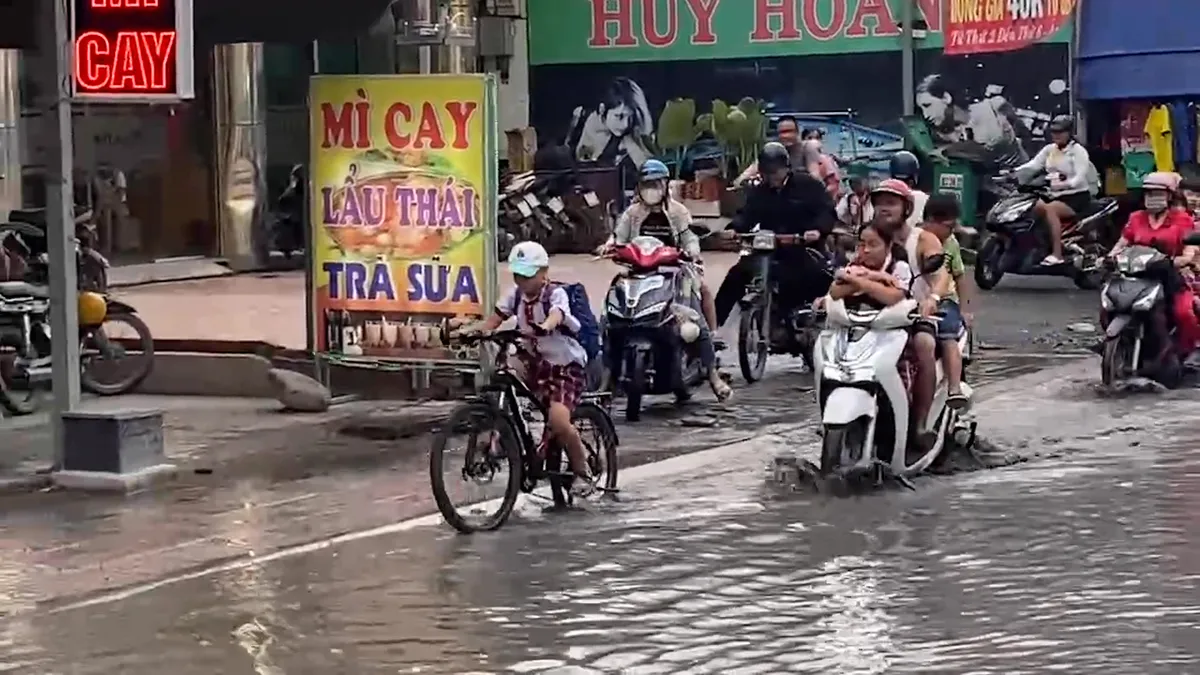 TP Hồ Chí Minh: Đường xuống cấp người dân đi lại khó khăn - Ảnh 2.