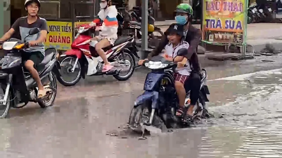 TP Hồ Chí Minh: Đường xuống cấp người dân đi lại khó khăn - Ảnh 5.