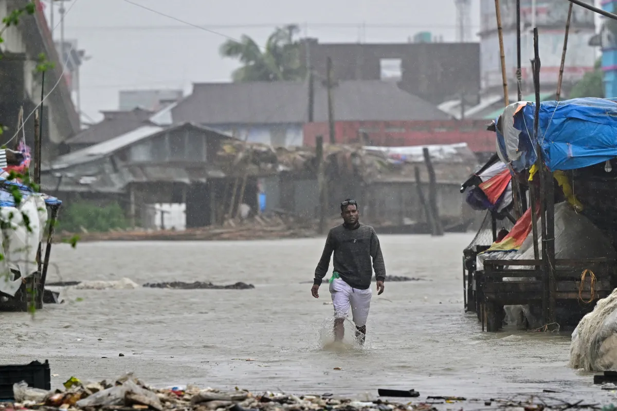 Bão Remal khiến 16 người thiệt mạng, hàng triệu người không có điện ở Ấn Độ và Bangladesh - Ảnh 2.