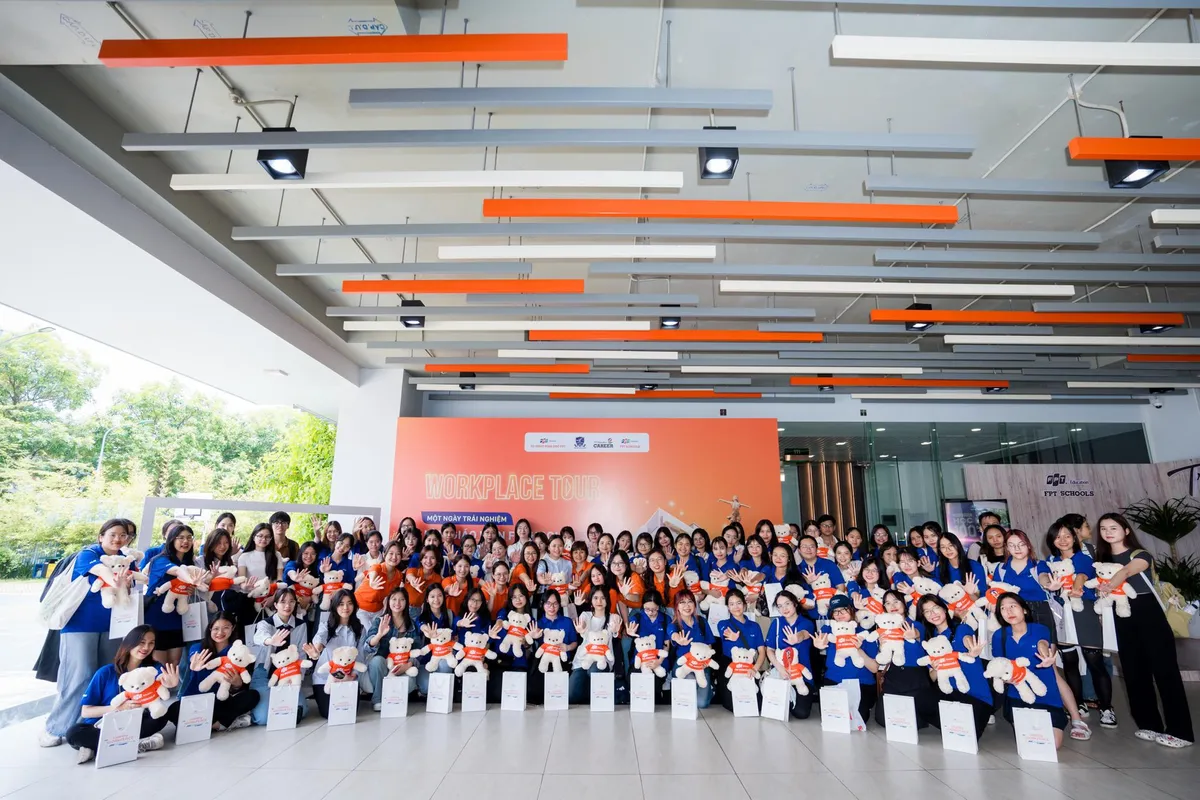 Trải nghiệm Workplace Tour - Sinh vi&ecirc;n ULIS &ldquo;bắt chung nhịp đập&rdquo; với FPT Education - Ảnh 1.