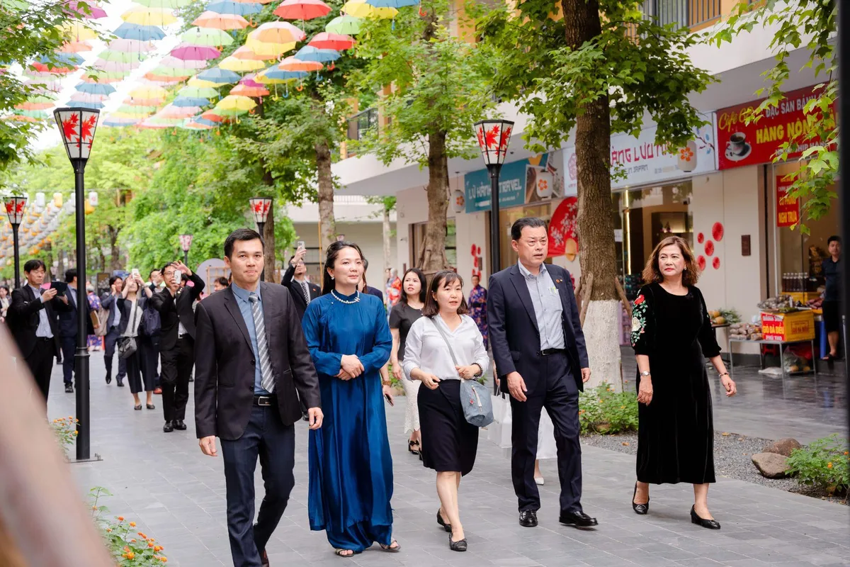 Gh&eacute; thăm Lynn Times Thanh Thủy c&ugrave;ng ng&agrave;i Thống đốc tỉnh Shimane v&agrave; ph&aacute;i đo&agrave;n Nhật Bản - Ảnh 1.