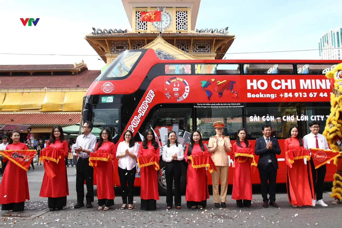 Du khách thích thú trải nghiệm tuyến bus 2 tầng mới ở TP Hồ Chí Minh - Ảnh 1.