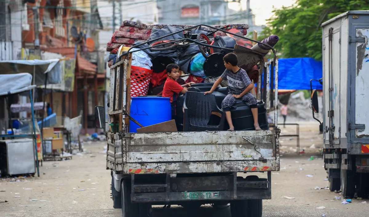 Cảnh hỗn loạn của người dân Palestine khi xe tăng Israel tiến vào trung tâm Rafah - Ảnh 2.