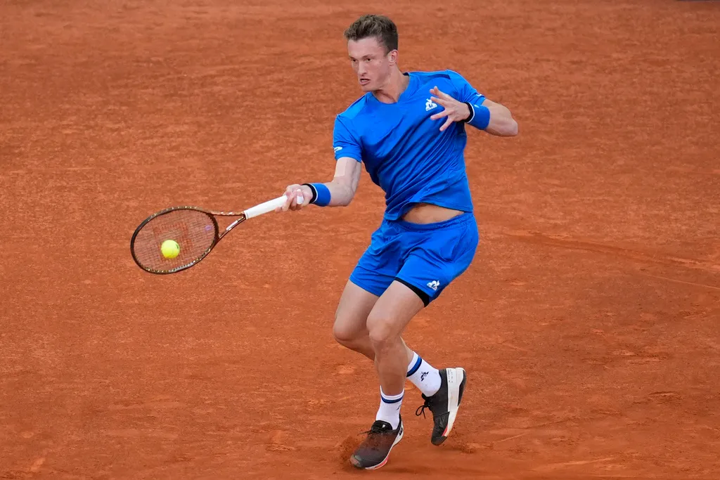 Daniil Medvedev dừng bước tại tứ kết Madrid mở rộng 2024 - Ảnh 2. Daniil Medvedev dừng bước tại tứ kết Madrid mở rộng 2024 - Ảnh 2.