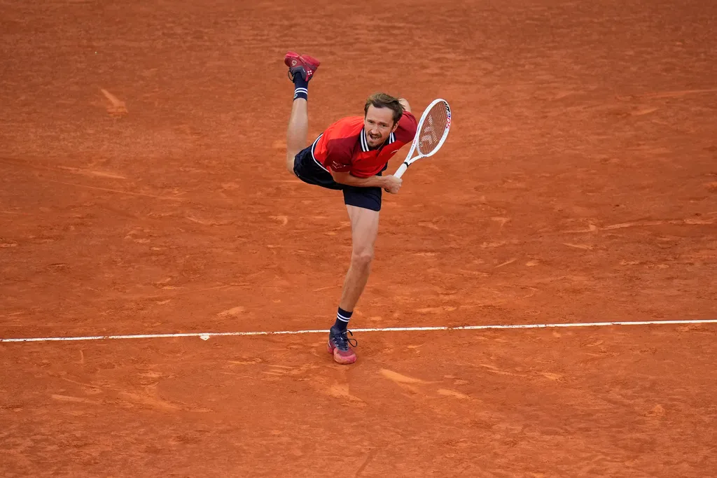 Daniil Medvedev dừng bước tại tứ kết Madrid mở rộng 2024 - Ảnh 1. Daniil Medvedev dừng bước tại tứ kết Madrid mở rộng 2024 - Ảnh 1.