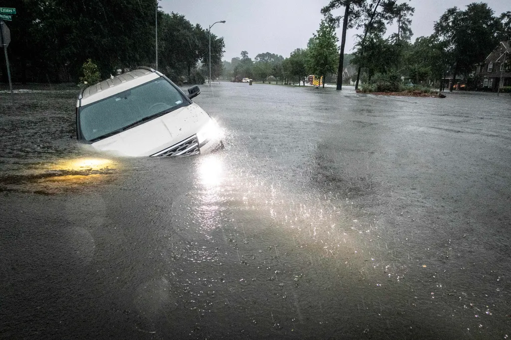 Lũ lụt nghiêm trọng tấn công bang Texas, Mỹ - Ảnh 1.