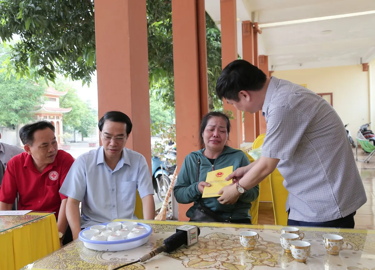 Thăm hỏi, hỗ trợ gia đình cháu bé tử vong do bị bỏ quên trên xe ô tô - Ảnh 2.