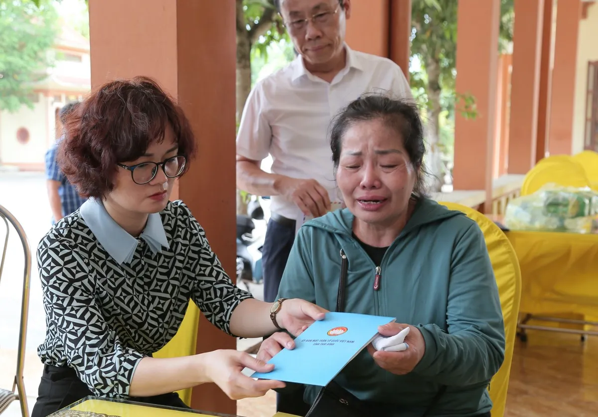 Thăm hỏi, hỗ trợ gia đình cháu bé tử vong do bị bỏ quên trên xe ô tô - Ảnh 3.