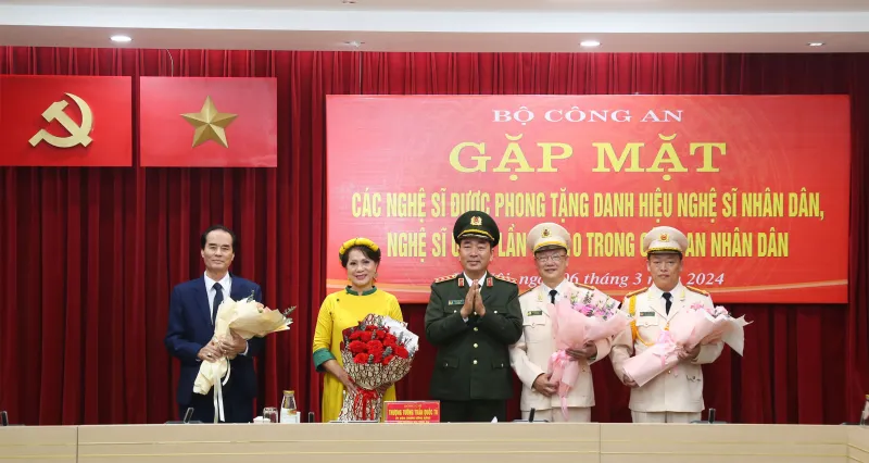 NSND Hương Dung: Kh&ocirc;ng ngừng l&agrave;m việc ở tuổi U70 - Ảnh 2.