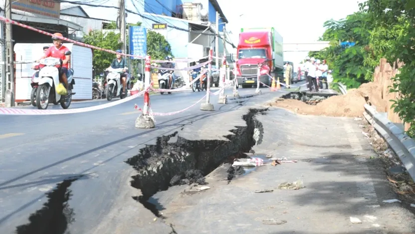 Sạt lở nghiêm trọng trên Quốc lộ 80, mặt đường xuất hiện nhiều vết nứt lớn - Ảnh 1.