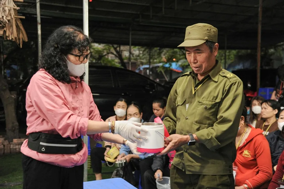 “Phiên chợ trái tim” gửi yêu thương qua những suất cơm - Ảnh 8.