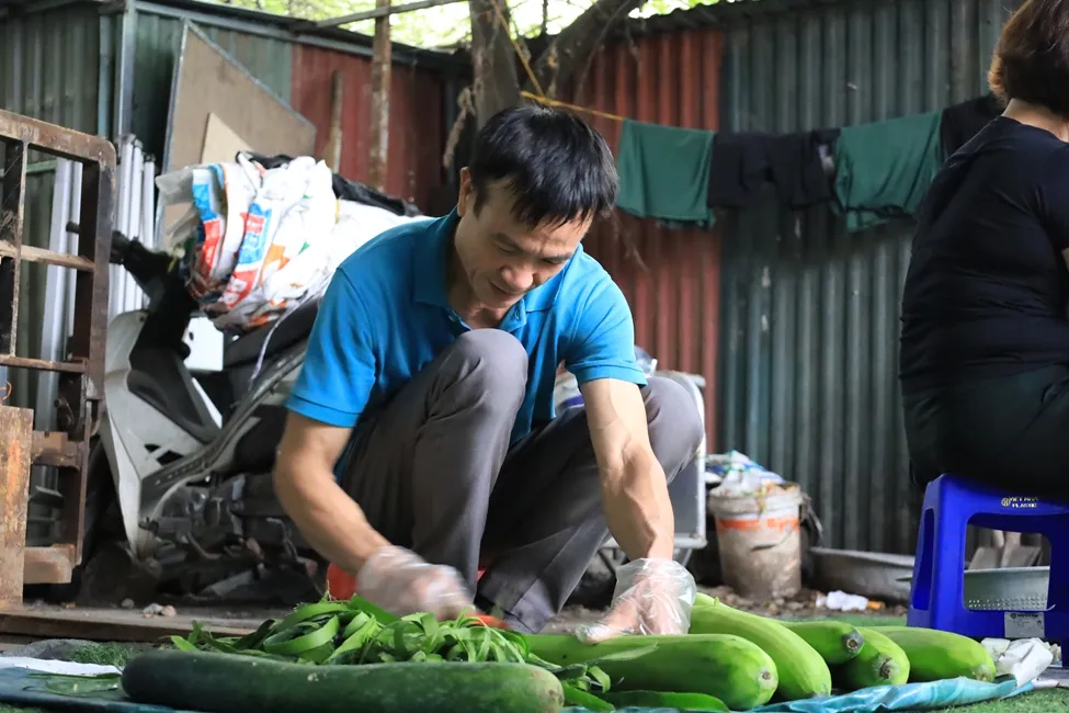 “Phiên chợ trái tim” gửi yêu thương qua những suất cơm - Ảnh 3.