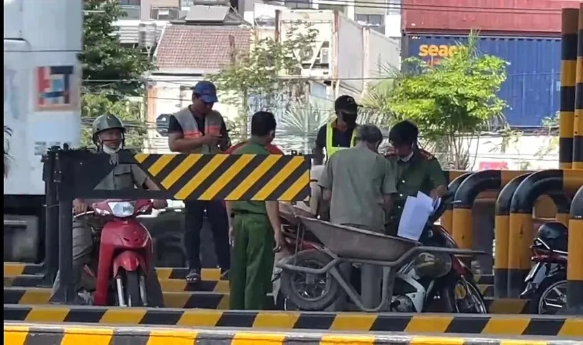 Nhân viên trạm thu phí bị xe container cán tử vong - Ảnh 1.