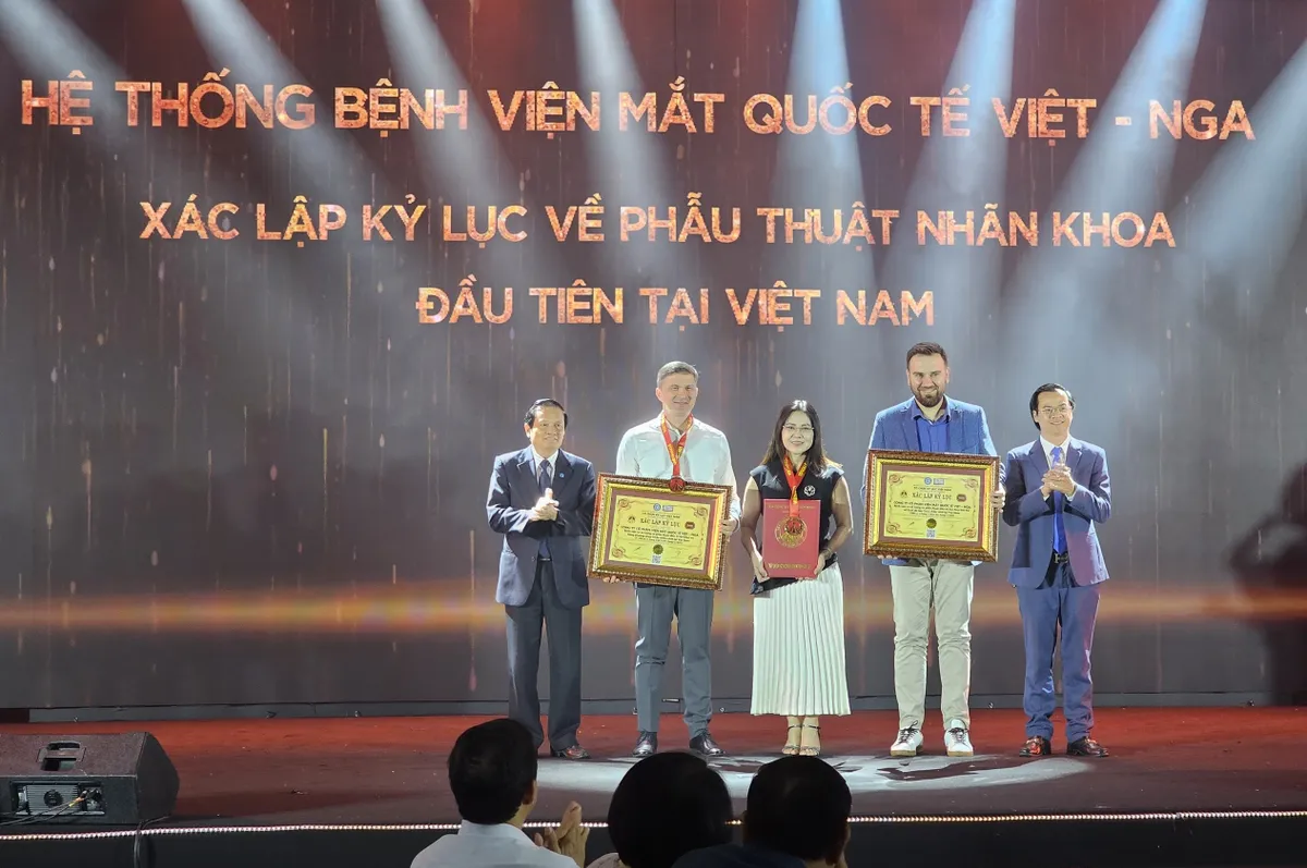 Kỷ lục mới trong phẫu thuật bệnh lý về mắt tại Việt Nam - Ảnh 1.