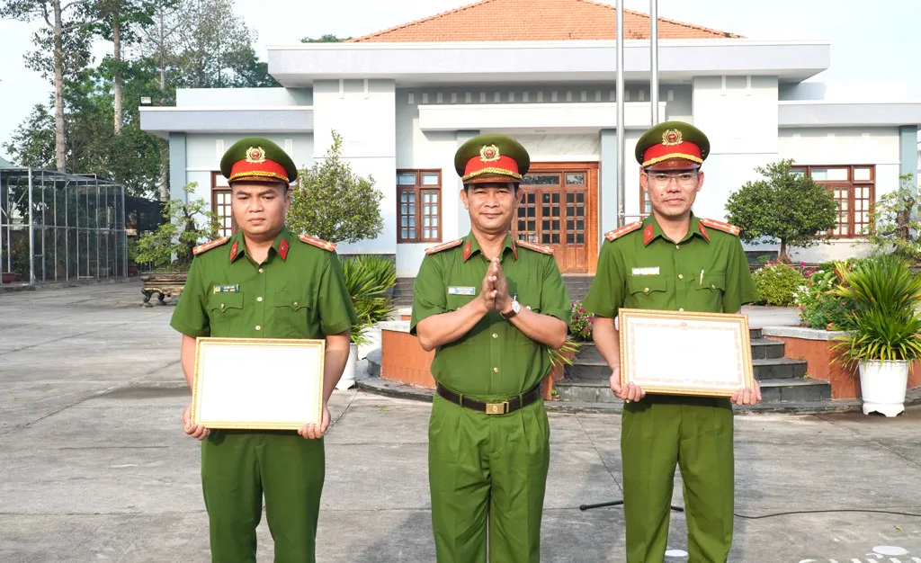 Bộ Công an tặng Bằng khen cho 2 Công an xã cứu người nước ngoài bị đuối nước - Ảnh 1.